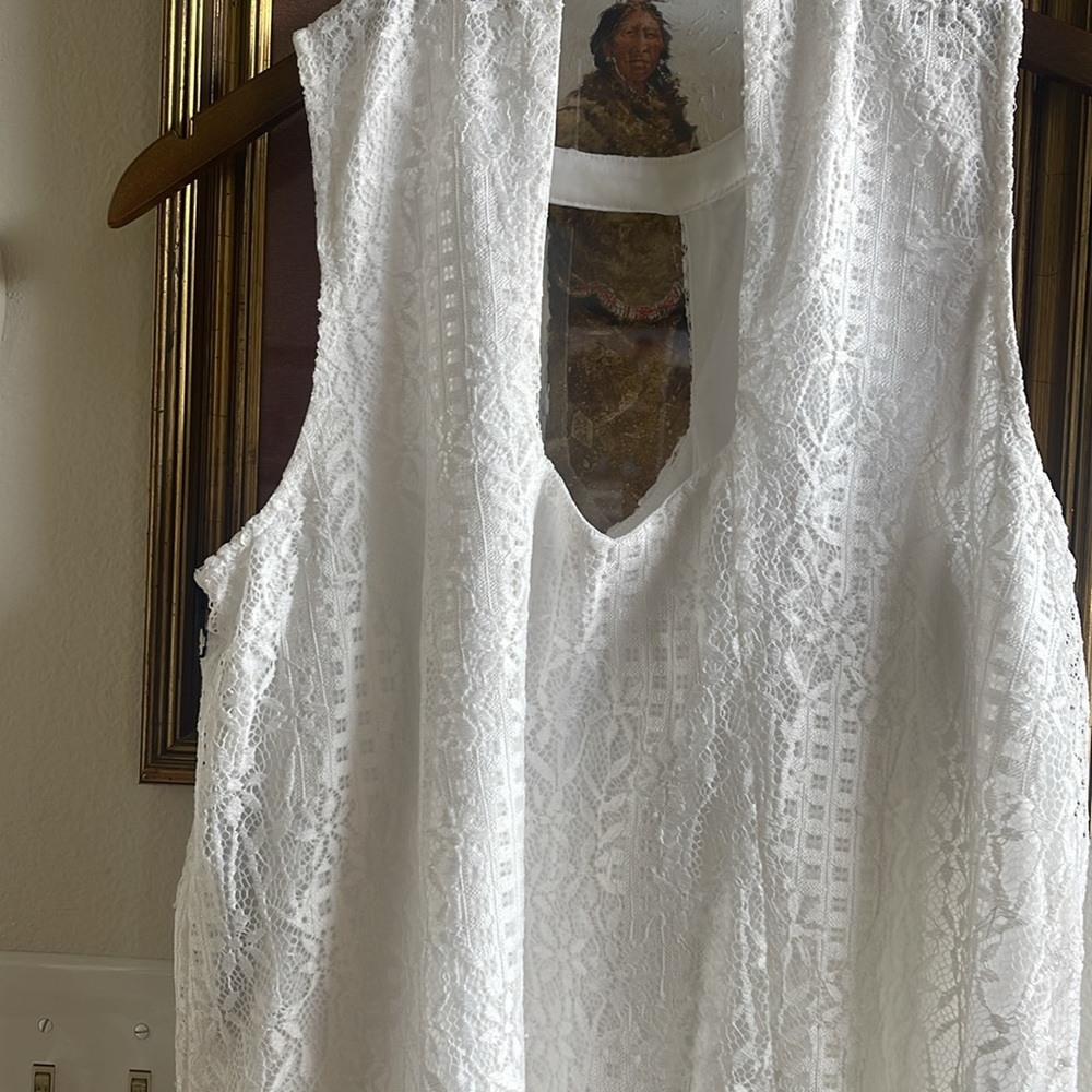 Doe & Rae Elegant White Sleeveless Top - Picture 3 of 6